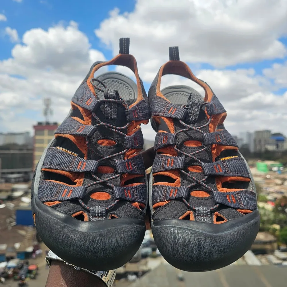KEEN KEEN Newport H2 Sandal Grey Orange in Charcoal Grey / Burnt Orange — thumbnail 3