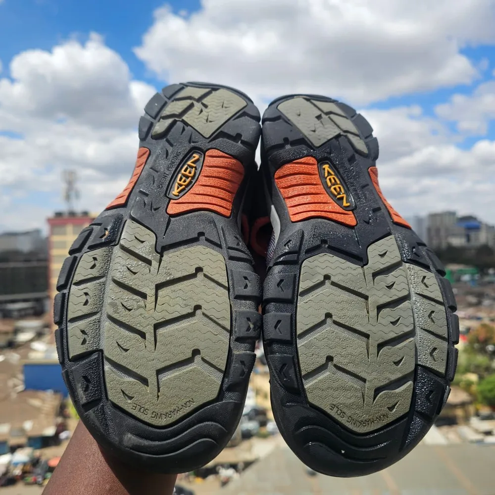 KEEN KEEN Newport H2 Sandal Grey Orange in Charcoal Grey / Burnt Orange — thumbnail 4