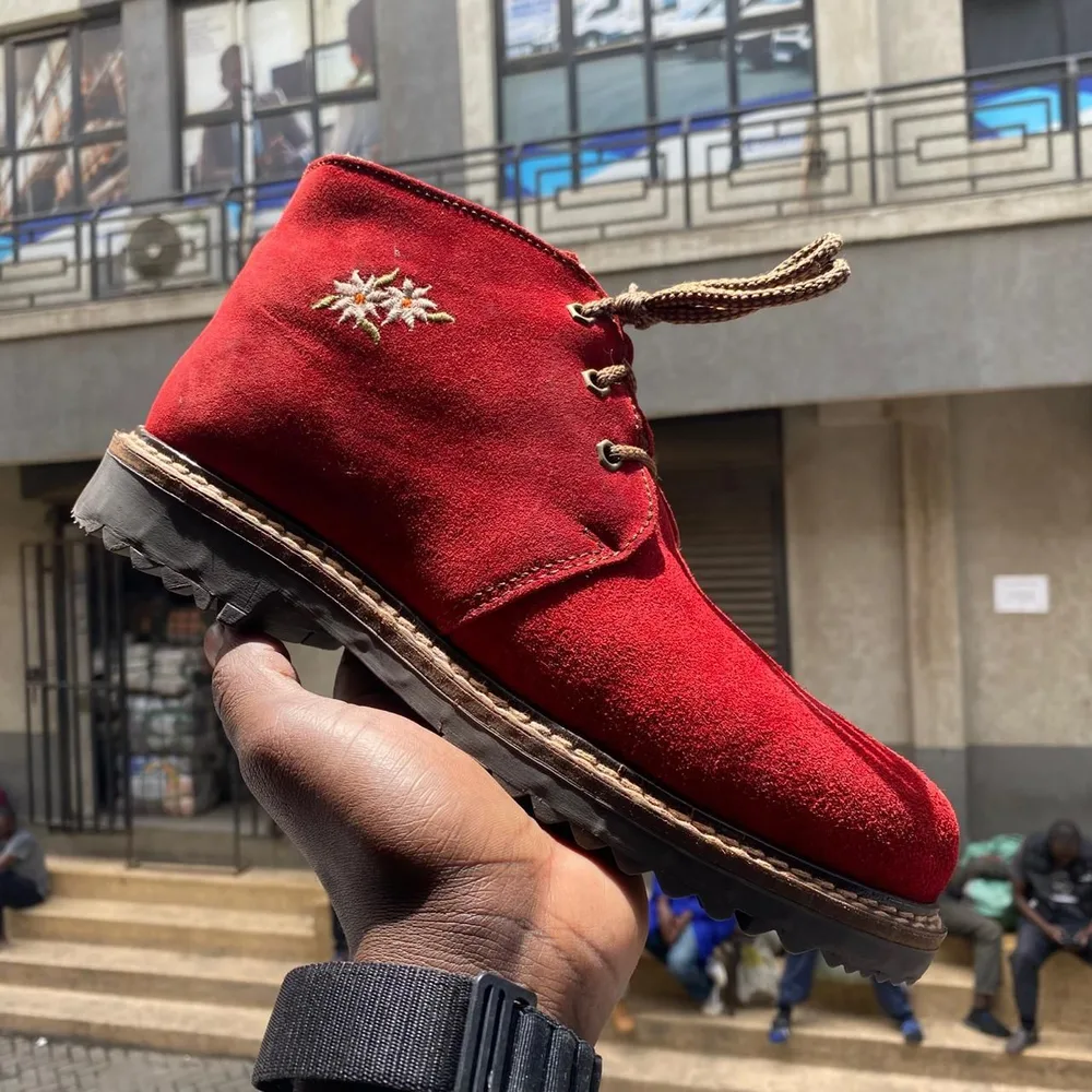 Red Suede Edelweiss Chukka Boot — Red / Brown